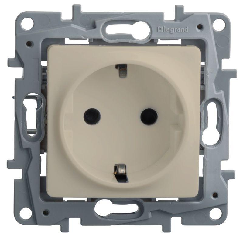 Розетка 1-м СП Etika Plus 16А IP31 с заземл. защ. шторки немецк. стандарт безвинтов. клеммы механизм сл. кость Leg 672331