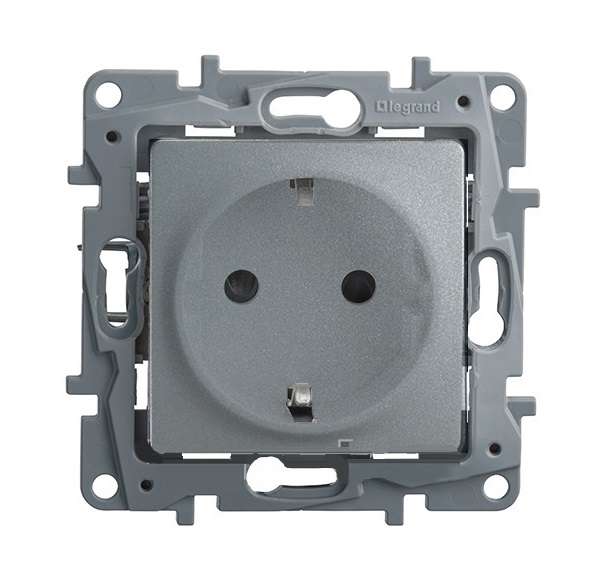 Розетка 1-м СП Etika Plus 16А IP31 с заземл. защ. шторки немецк. стандарт безвинтов. клеммы механизм алюм. Leg 672431