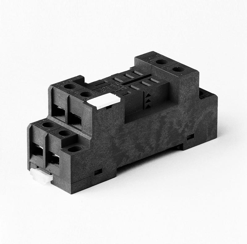 Розетка с винт. клеммами (под шайбу) для реле 56.32 в комплекте металлич. клипса 094.71 черн. FINDER 96720SMA