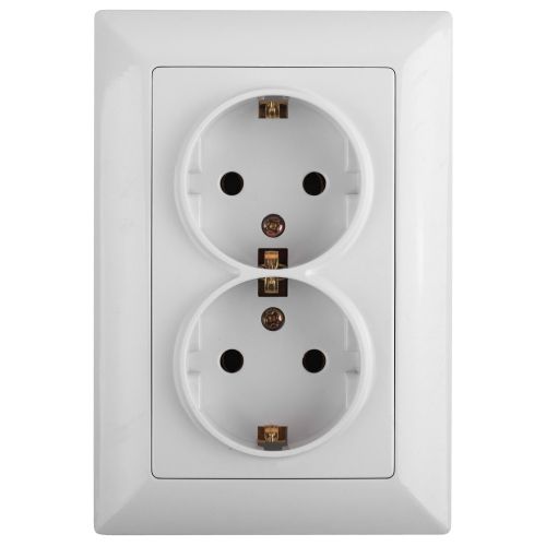 Розетка 2-м СП Solo 4-205-01 16А 250В 2P+E Schuko бел. Intro Б0043333