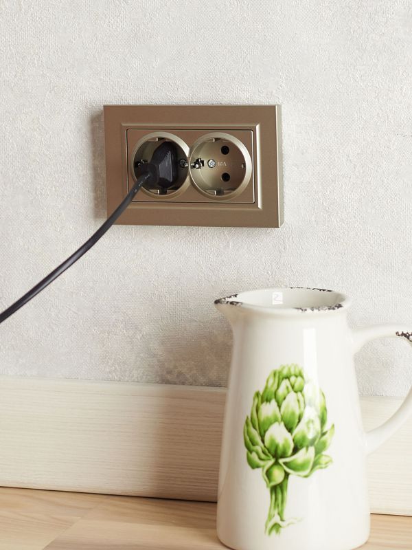 Розетка 2-м СП BRITE РС12-3-БрШ 16А в сборе с заземл. без защ. шторок шампань IEK BR-R21-16-K37-F