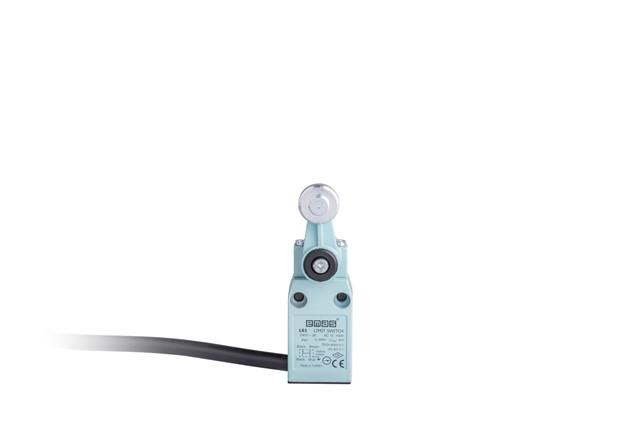 Выключатель концевой быстрого переключения угловой 2-х направленный с пластмас. консолью и стальным роликом Ф18мм (1НО+1НЗ) EMAS L61K13MEM121