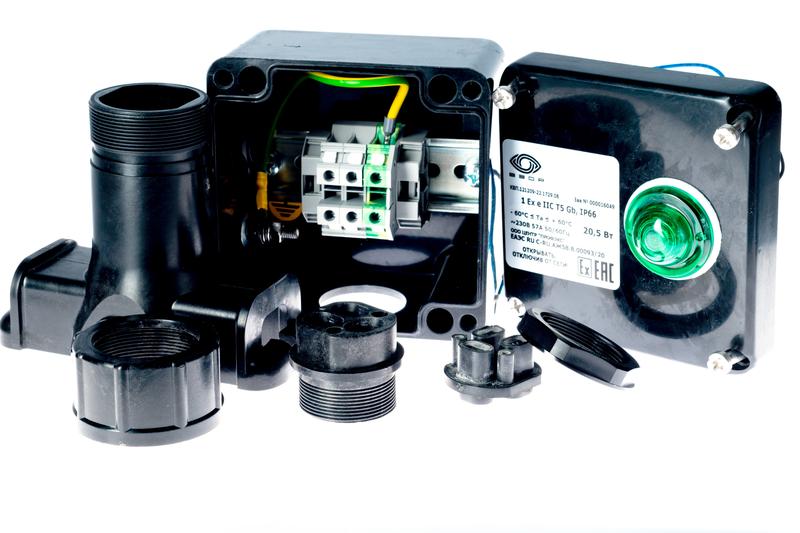 Коробка клеммная взрывозащ. с индикацией питания КВП на пластик. опоре для подключ. или концев. заделки нагреват. секции 1 отверст. под М25 клеммн. колодка 3мод. 10кв.мм Extherm sborka 1P/1L