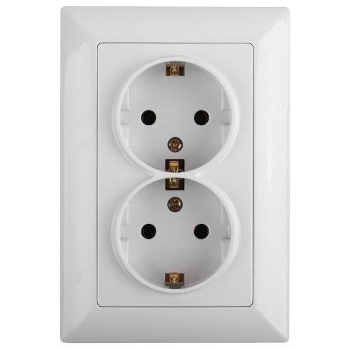 Розетка 2-м СП Solo 4-205-01 16А 250В IP20 2х2P+E Schuko с заземл. бел. Intro Б0053674