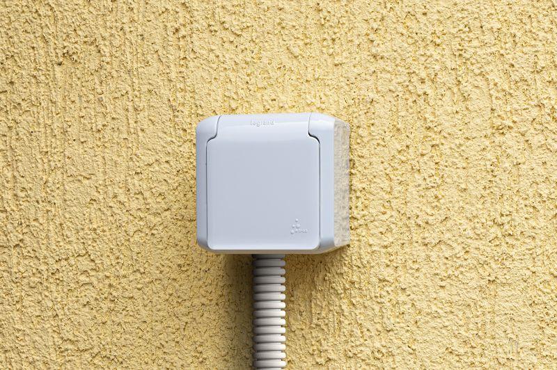 Розетка 1-м ОП Quteo 16А IP44 250В 2P+E с заземл. защ. шторки с крышкой сер. Leg 782351