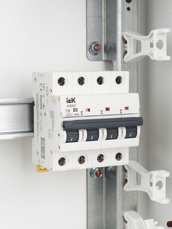 Выключатель автоматический модульный 4п D 3А M06N ARMAT IEK AR-M06N-4-D003