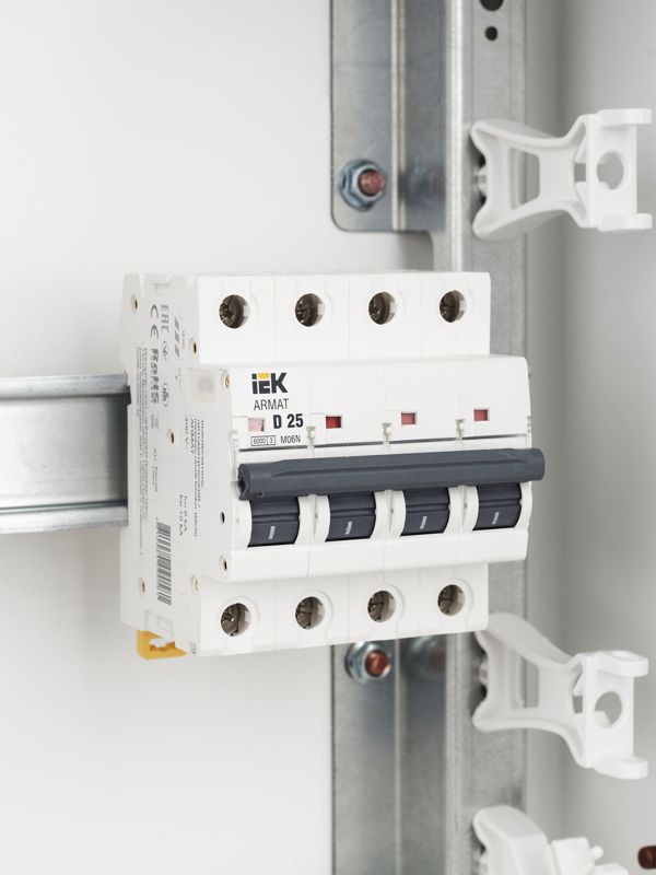 Выключатель автоматический модульный 4п D 25А M06N ARMAT IEK AR-M06N-4-D025