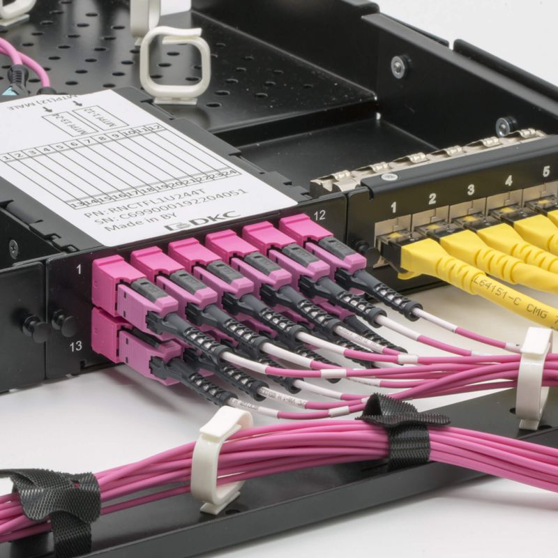 Патч-панель оптическая для установки 4 претерминированых кассет или адаптерных планок 1U черн. DKC RNMTP1U4M